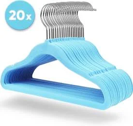Fluwelen hangertjes babykleding